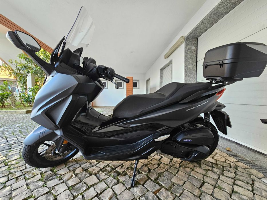 Honda Forza 125 de 2024 com Top Case com apenas 4.680 kms e com garantia da marca