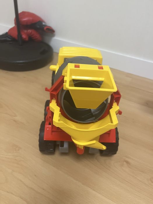 Іграшка машина бітонозмвшувач