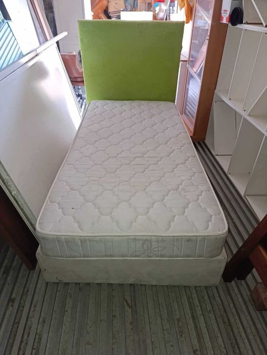 cama, sommier cabeceira  em verde almofadada em veldo, usado