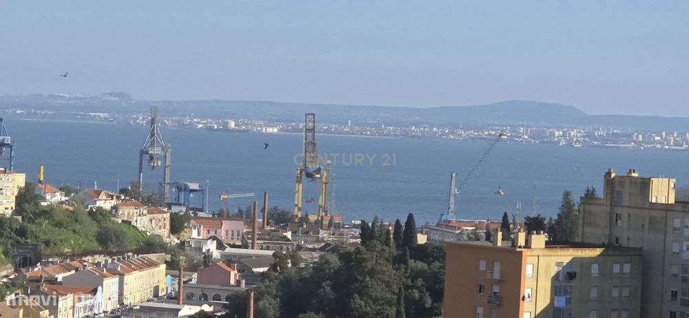 Apartamento T2 com Vista Panorâmica em Beato, com vigilância no condôm