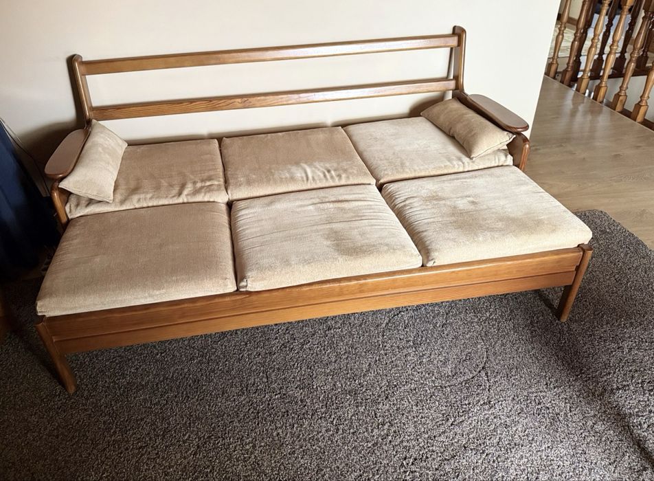 Sofás em madeira maciça