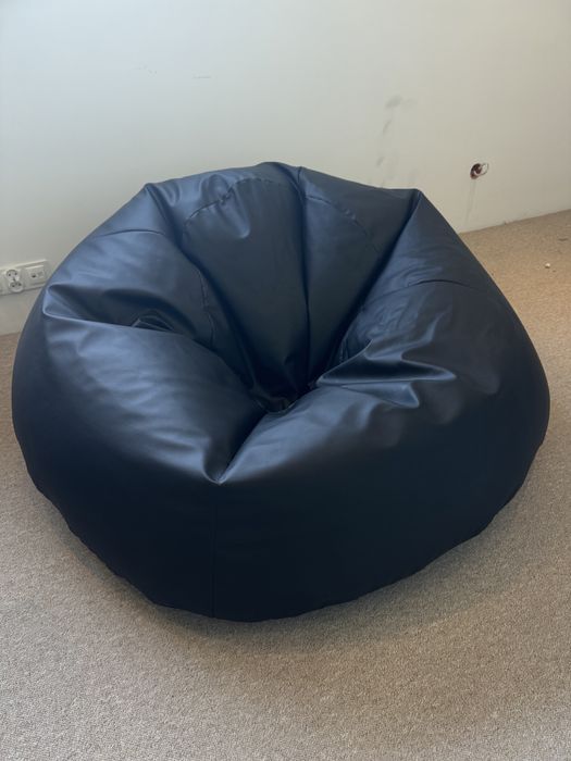 Duża czarna pufa z ekoskóry- prawie nowa