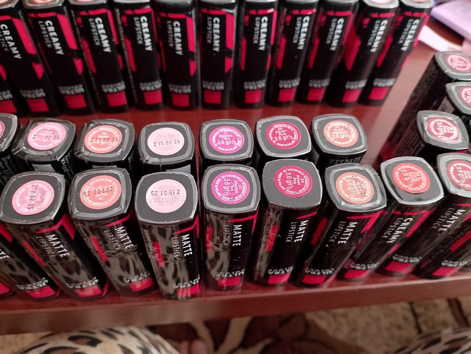 Pomadka  do ust Ultra Colour(Matte, Creamy i Shimmer) Avon