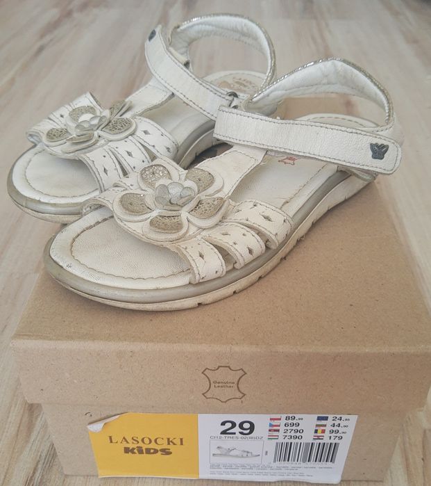 Sandałki białe Lasocki