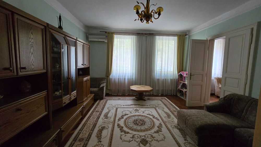 Продається будинок в центрі міста.