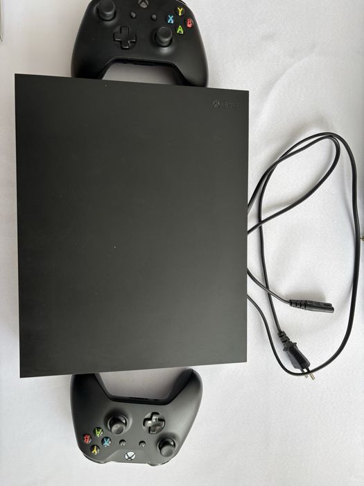 Xbox one X 1TB z padami i grami
