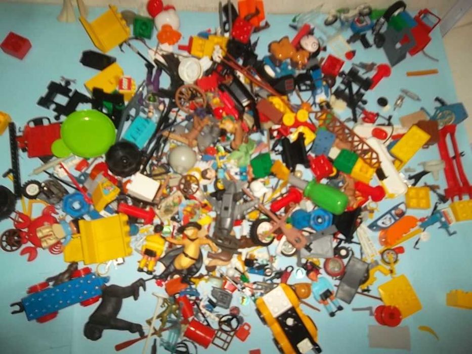 Centenas de bonecos e peças diversas, LEGO, brindes, e muito mais.