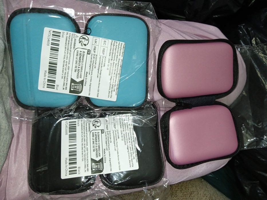 Portfele różowy czarny i niebieski