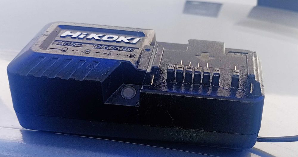 Carregador de bateria HIKOKI