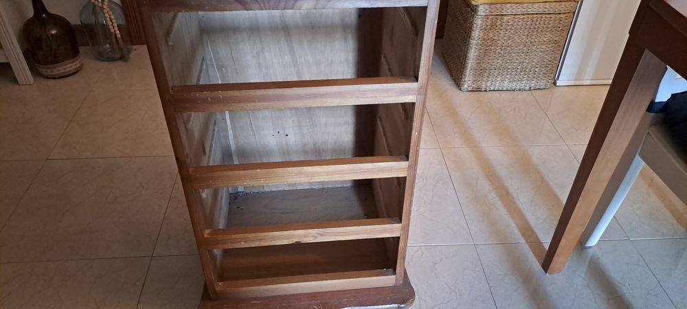 Móvel de madeira sem gavetas.