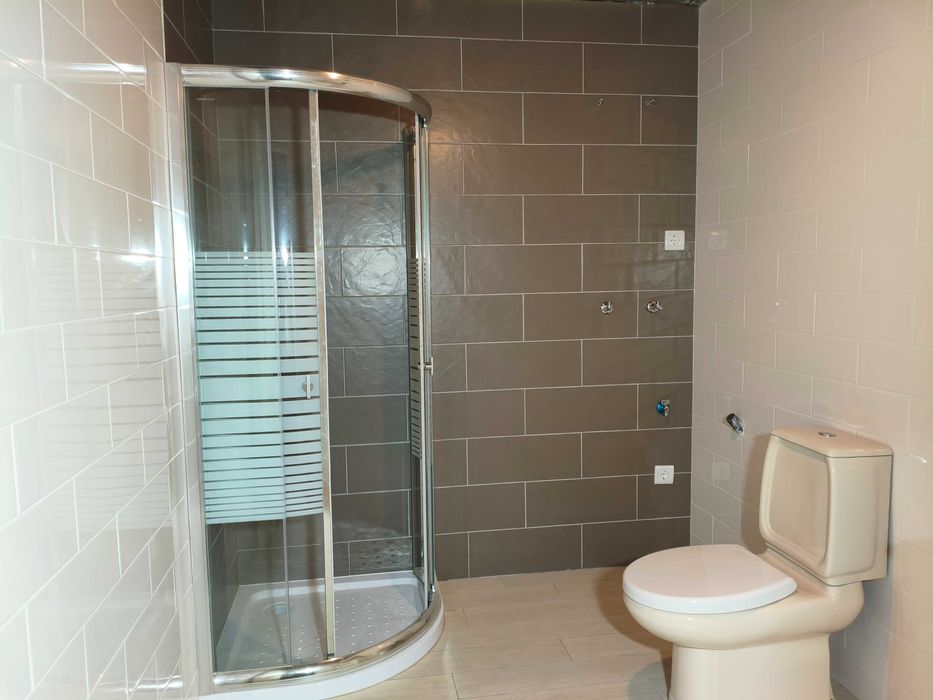 Moradia T2+1 mobilada, em fase final de remodelação, disponível a partir de início de junho.