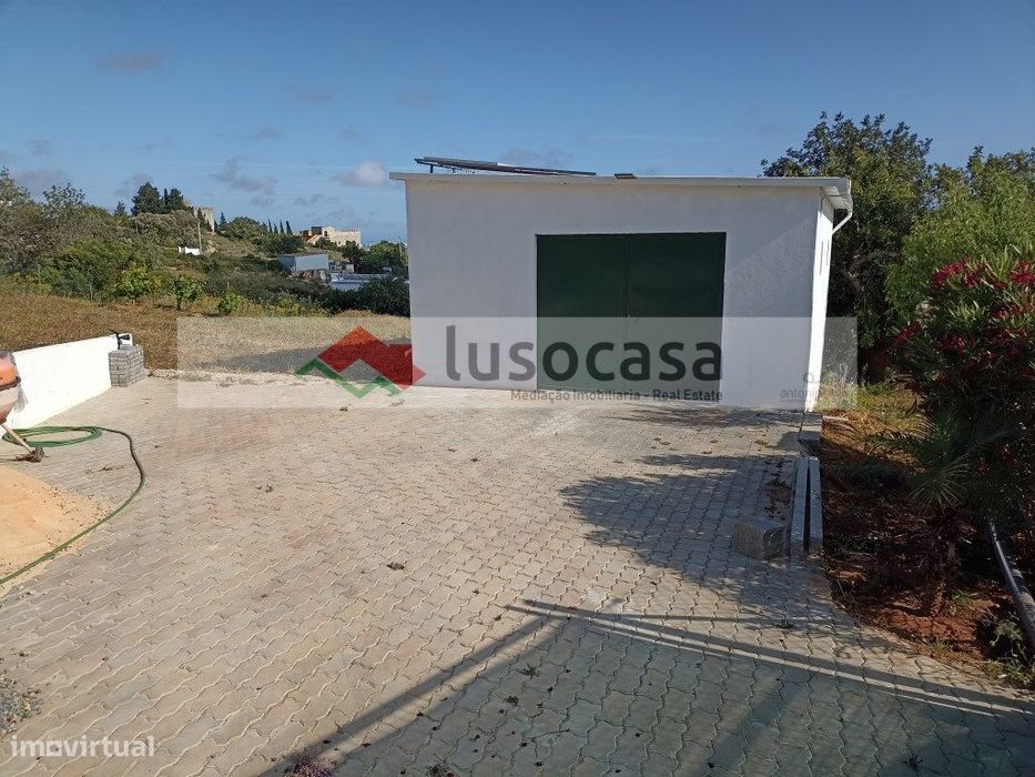 Terreno rústico vista de mar, com armazém não legal