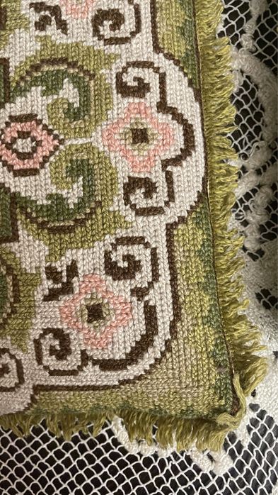 Dwie wyszywane poduszeczki