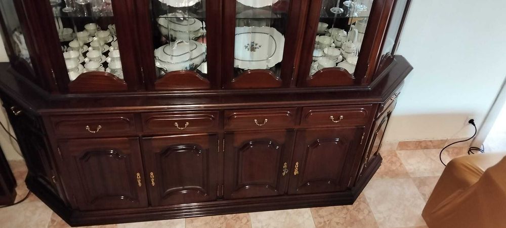 Cristaleira antiga em madeira maciça 2,5 m por 2,2m - Sem loiça