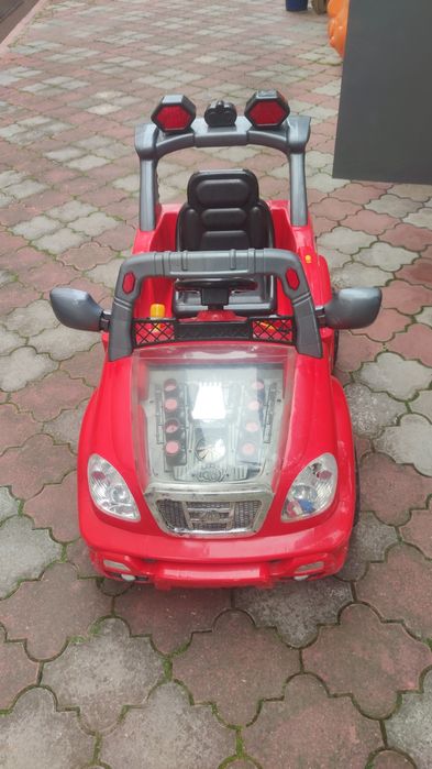 Дитячий електромобіль