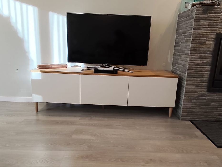 Móvel TV moderno branco e madeira