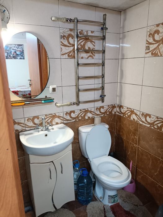 Здам пів будинка в районі лікарні