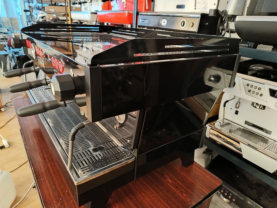 Професійна кавомашина LA marzocco linea pb