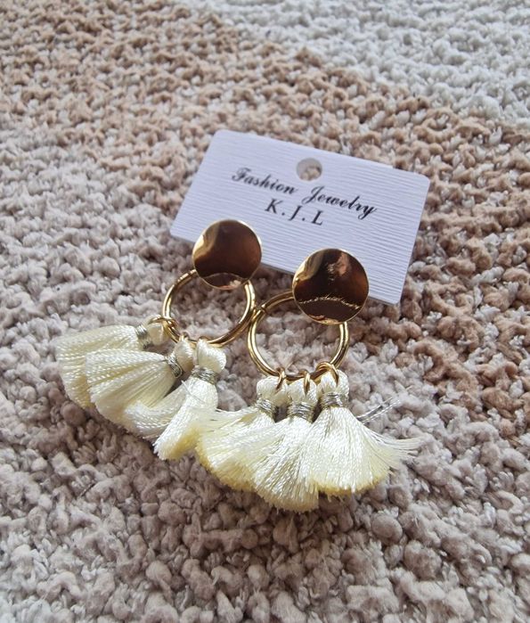 Eleganckie kolczyki z kremowymi chwostami Nowe BOHO GLAM