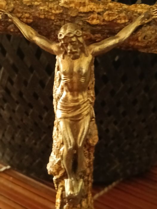 Livro, crucifixo em casca de carvalho ( cortiça) e metal