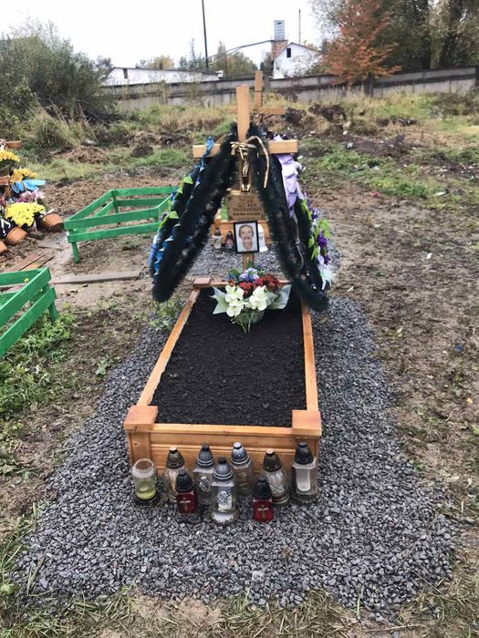Надгробок. Загородка дерев'яна на могилу, гріб, кладовище, цвинтар.