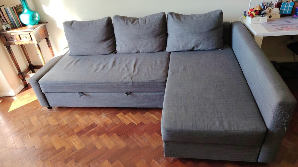 Sofá cama ikea, com algumas marcas de uso, bem estimado, só precisa de uma limpeza
