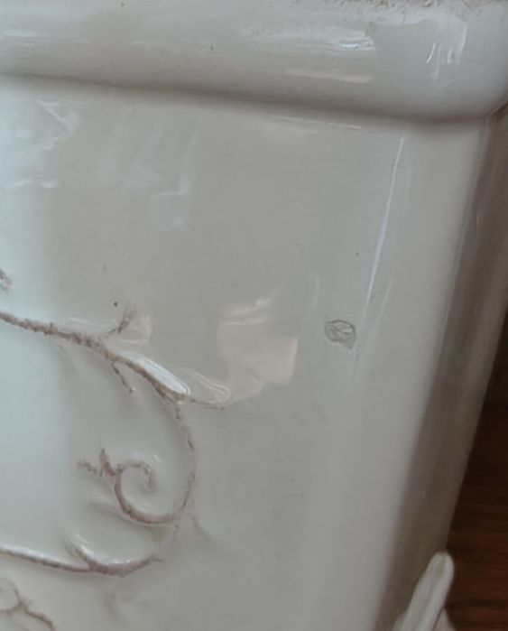 Ceramiczny pojemnik kuchenny.