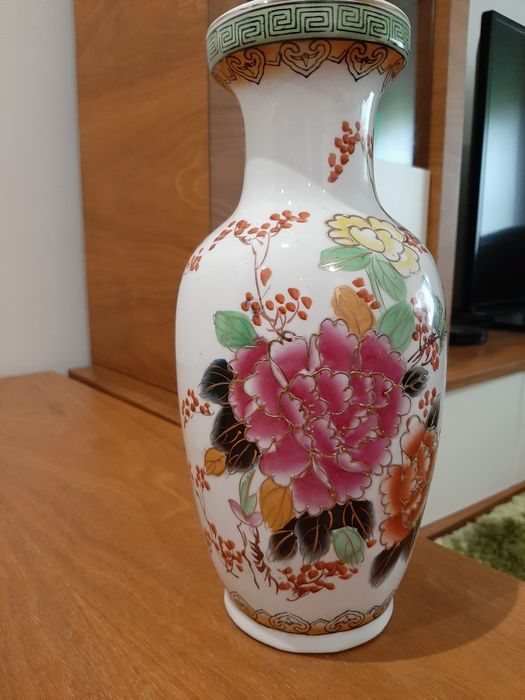 Jarrao em Porcelana com motivos orientais
Pintado com relevo
Medidas aprox: Altura 30.7 cm x largura 14 cm 
Friso com desgaste