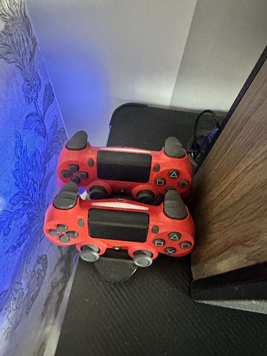 2 джойстика с зарядной станцией Dualshock 4