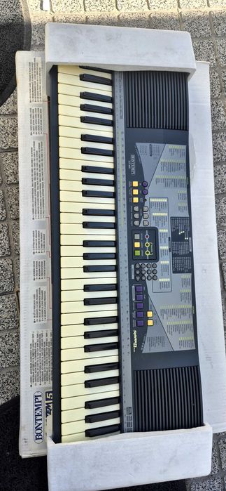 Digital Keyboard piano (nunca foi utilizado) com pés