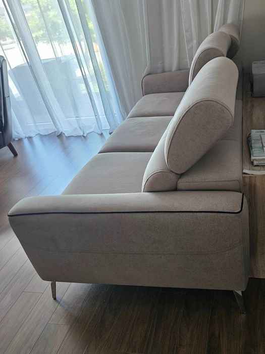 Sofá com cabeceira móvel em várias posições. Em muito bom estado. Tecido lavável.
