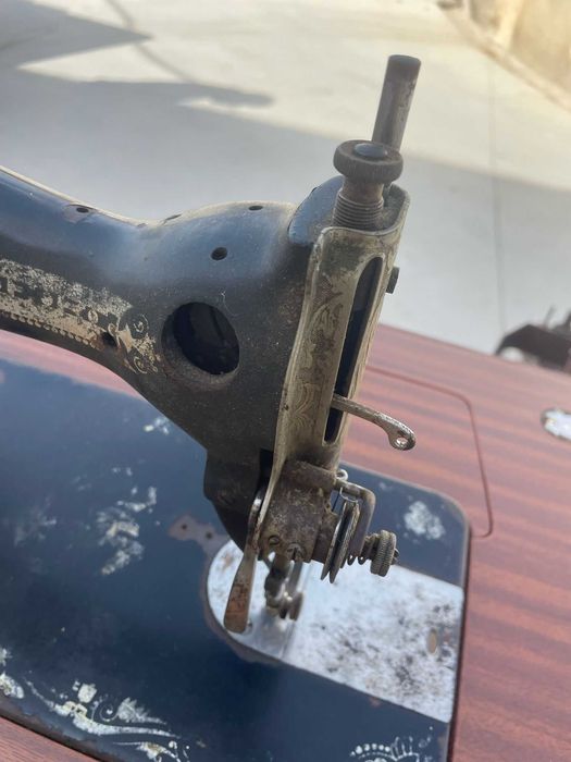 Máquina de Costura Antiga com Móvel – Para Decoração ou Restauro