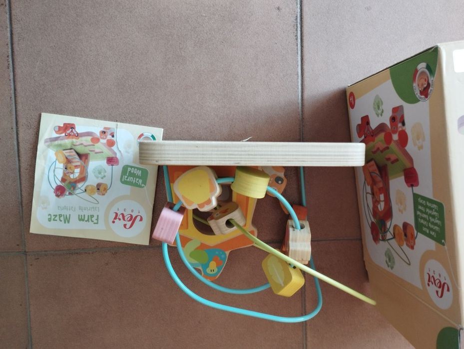 Guitarra Spiderman e labirinto granja