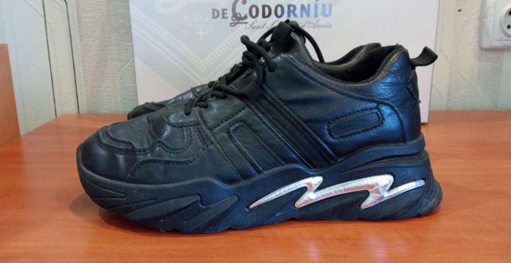 Продам женские оригнальные кроссовки Fashion.