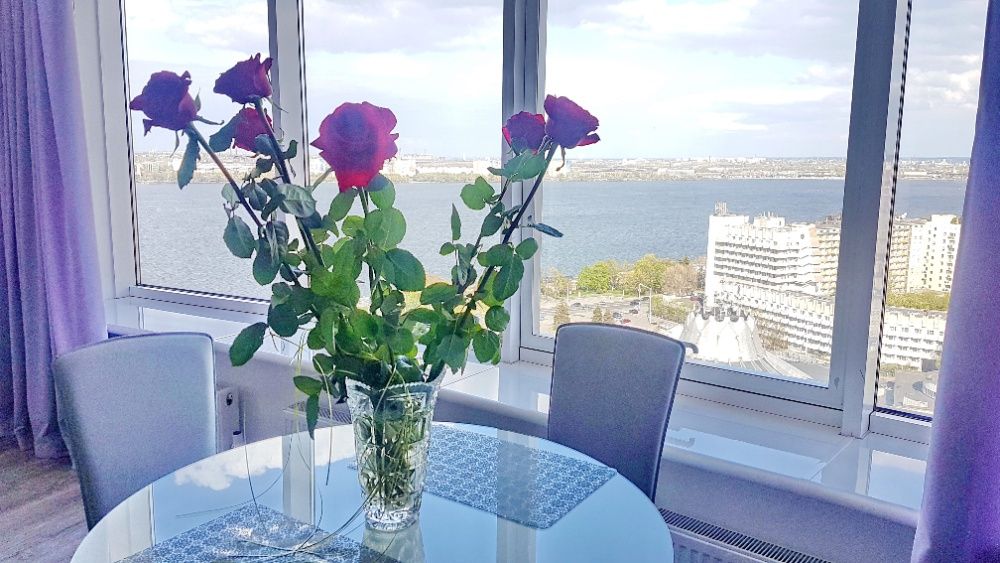 Премиум в Мост Сити, вид - река. Центр. Джакузи. 2к.  21 этаж. Балкон.