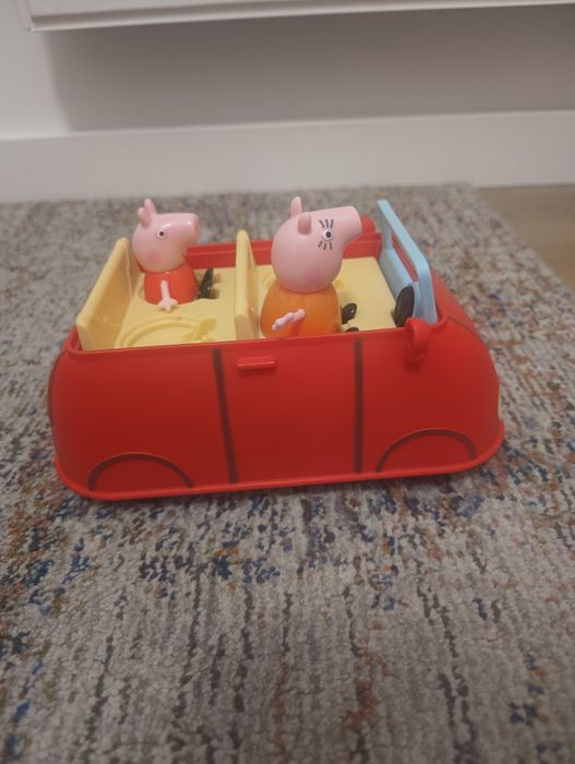 Hasbro, zestaw figurek Świnka Peppa Rodzinne czerwone auto, F2184