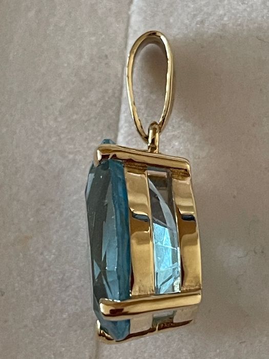 Złoty wisiorek z topazem 6,00ct