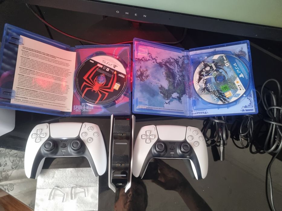 Ps5 Pro 2Tb + Leitor de CD + 2 comandos oficiais + 2 jogos + base de carregamento