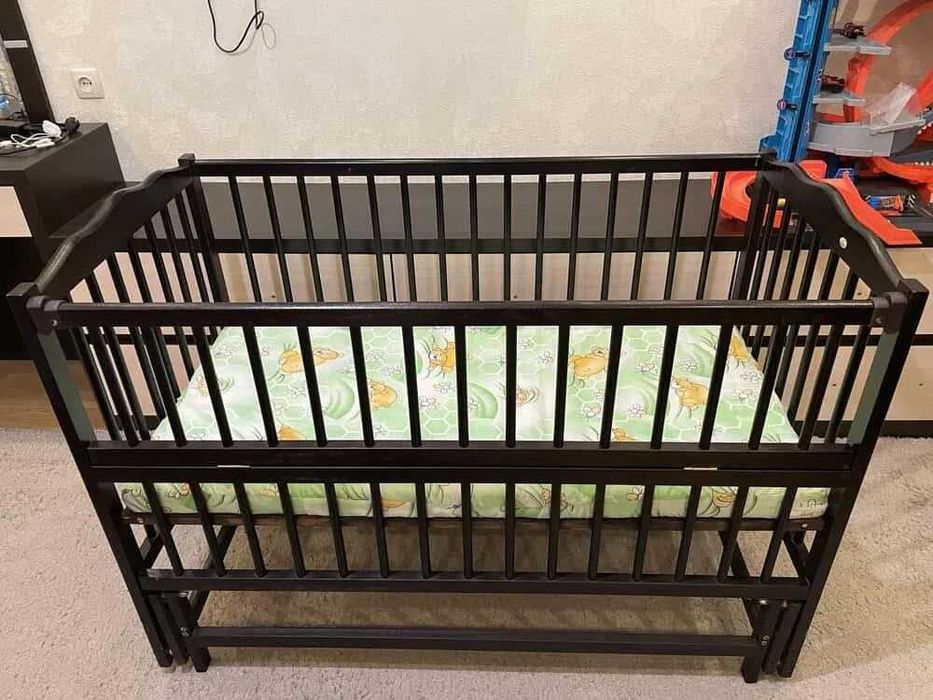 Кроватка с маятниками для дитини