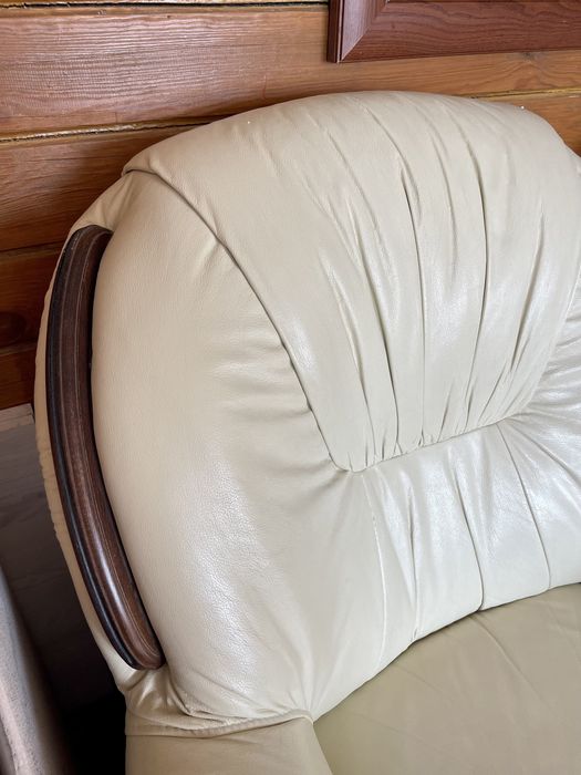 Бежевий шкіряний комплект мягкої частини диван і два крісла