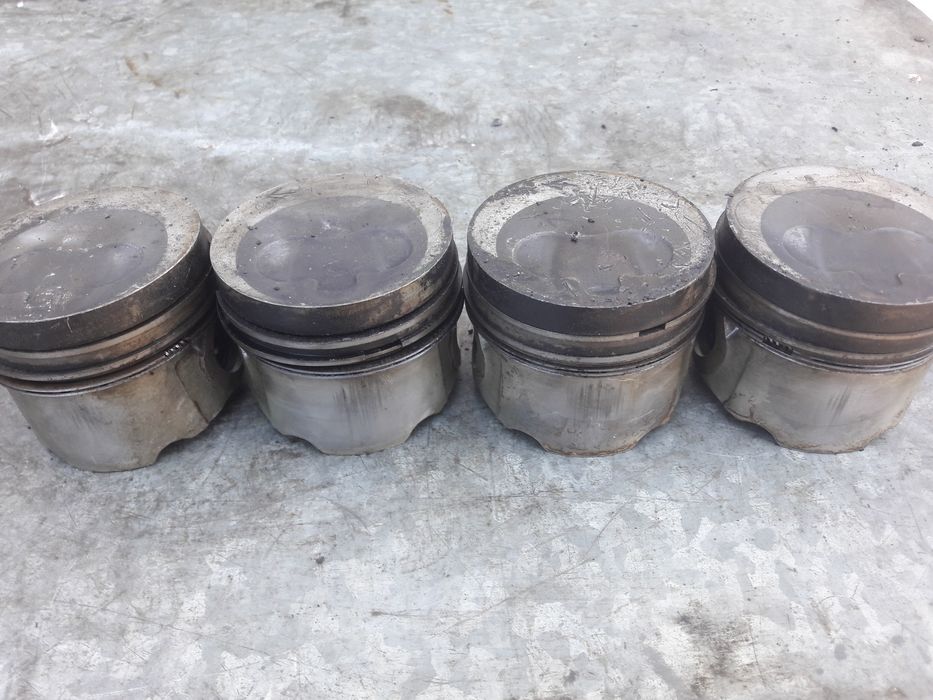 Поршня б/у. Рено Трафик 1.9 турбо дизель. 98-99 год.