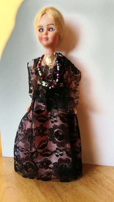 Boneca antiga com vestido comprido