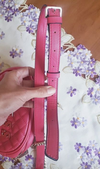 Torebka Guess crossbody pikowana malinowa  łancuszek passion mini