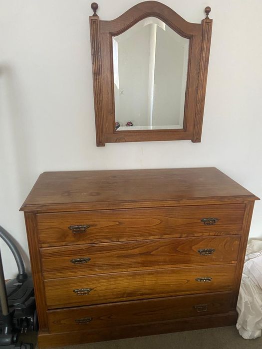 Cómoda em madeira
