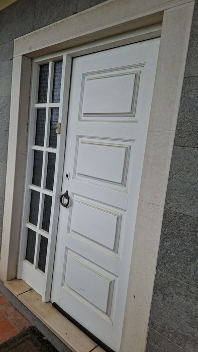 Porta de rua em bom estado