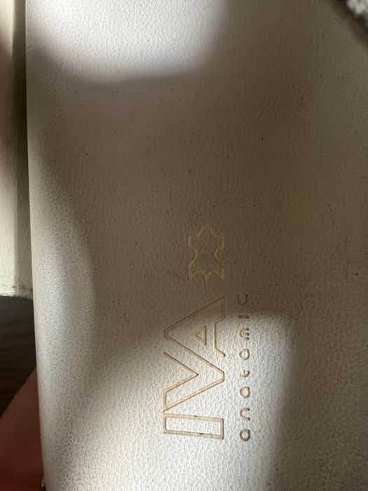 Білі шкіряні сандалі  38 р