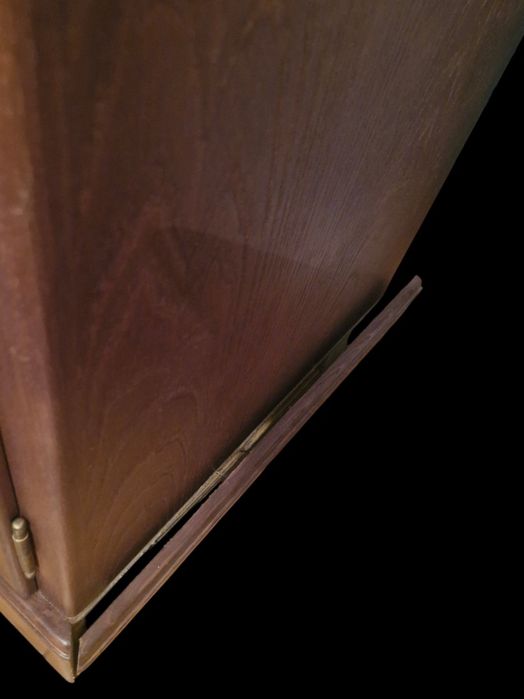 Móvel com portas de vidro