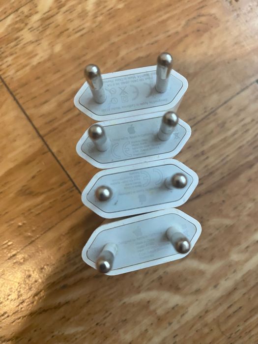 Оригінальний блок живлення Apple і 30 pin кабель.