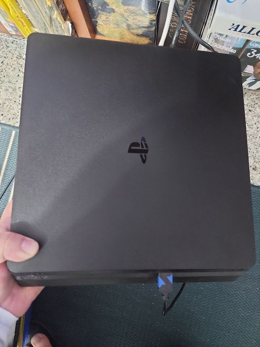 Playstation 4 com 2 comandos mais jogos