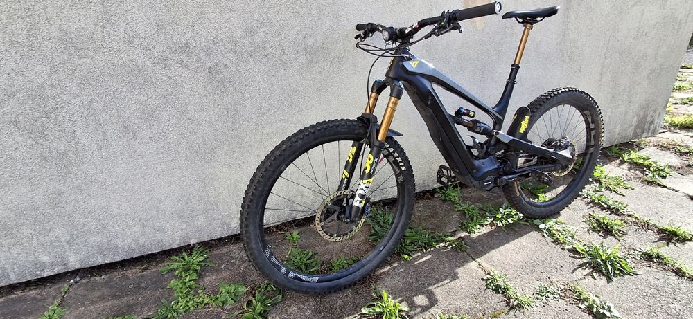 Rower elektryczny Enduro YT DECOY CF PRO RACE Fox Kashima full suspens